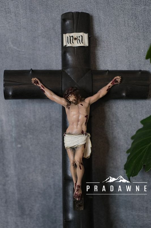 Drewniany krzyż z Jezusem
