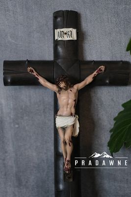 Drewniany krzyż z Jezusem