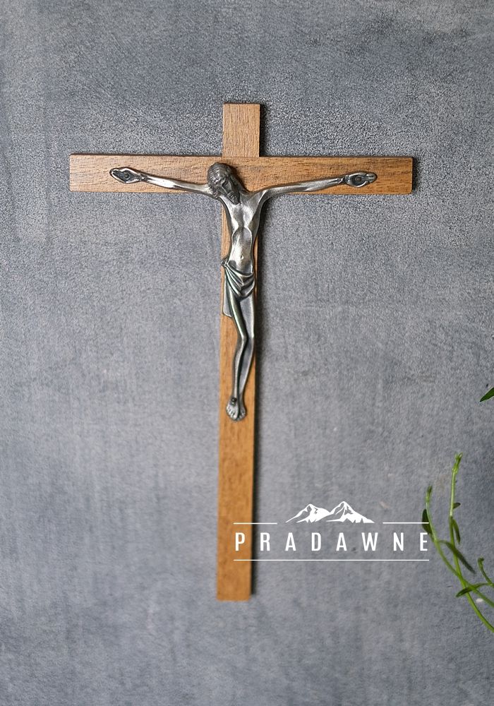 Metalowy krzyż z figurką Jezusa