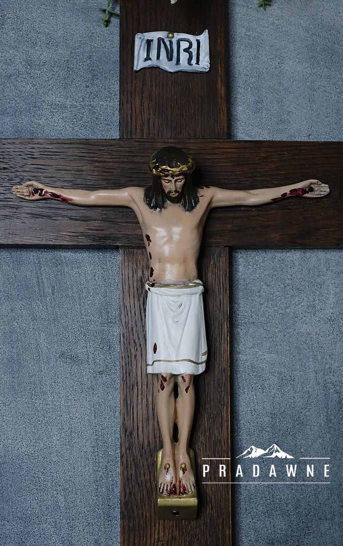 Drewniany krzyż z Jezusem