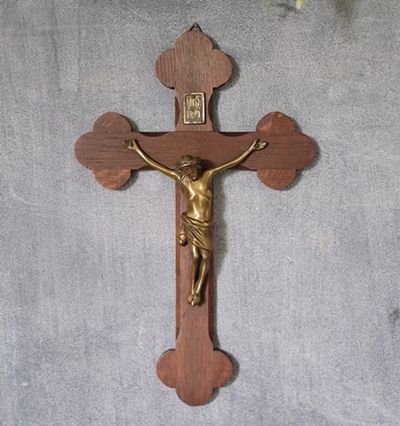 Przedwojenny krzyż z Jezusem ukrzyżowanym
