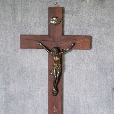 Stary drewniany krzyż z figurką Jezusa