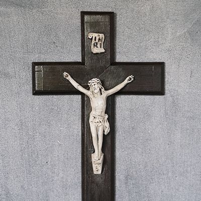 Stary drewniany krzyż z figurką Jezusa