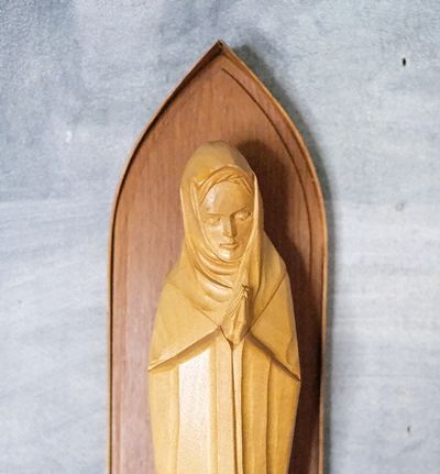 Kapliczka z rzeźbą Matki Bożej