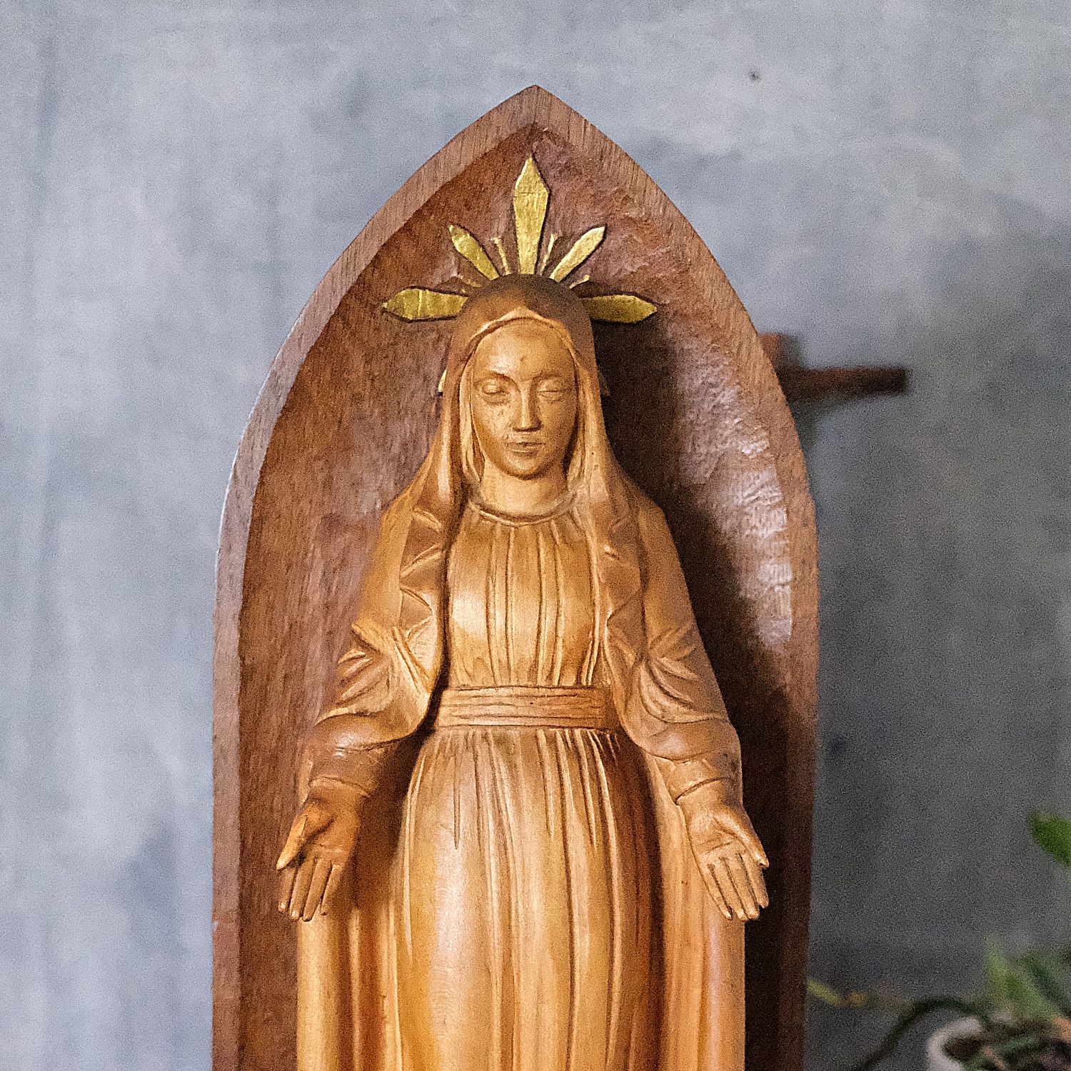 Kapliczka z rzeźbą Matki Bożej