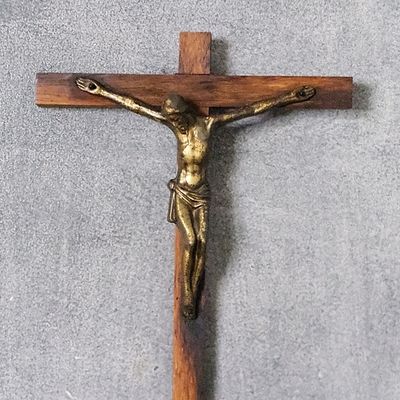 Metalowy krzyż z figurką Jezusa