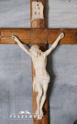 Drewniany krzyż z Jezusem