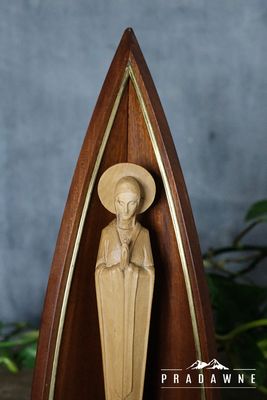 Kapliczka z rzeźbą Matki Bożej