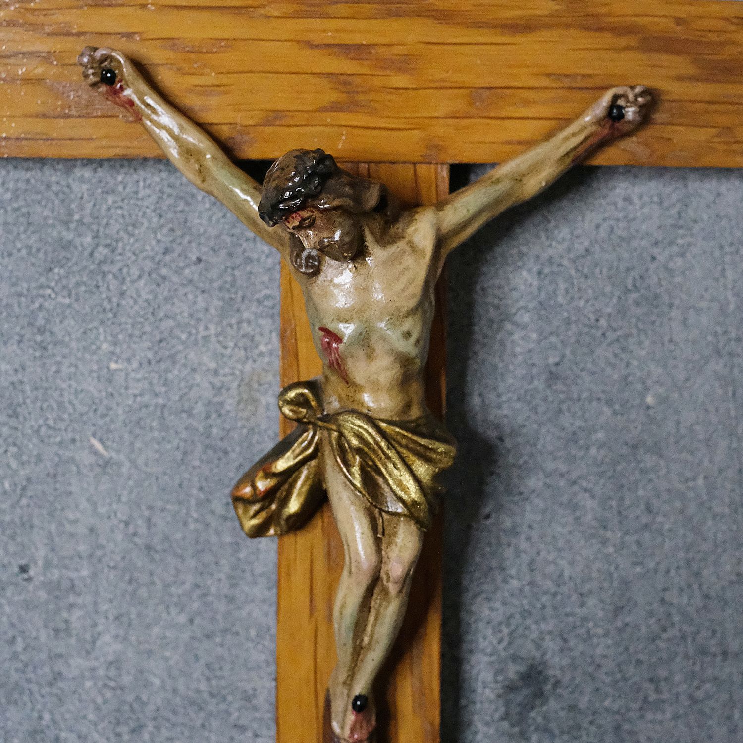 Stary drewniany krzyż z figurką Jezusa