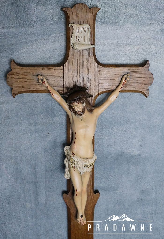 Drewniany krzyż z Jezusem