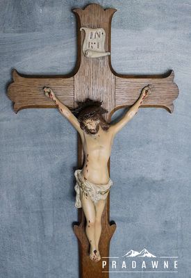 Drewniany krzyż z Jezusem
