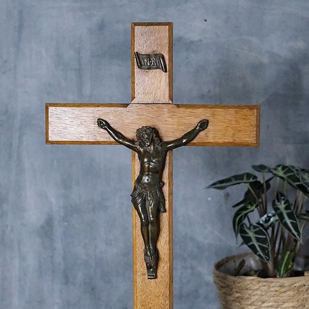 Drewniany krzyż z Jezusem ukrzyżowanym
