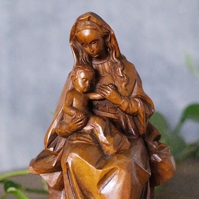 Stara rzeźba Matki Boskiej z dzieciątkiem