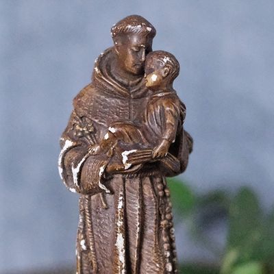 Stara gipsowa figurka Świętego Antoniego