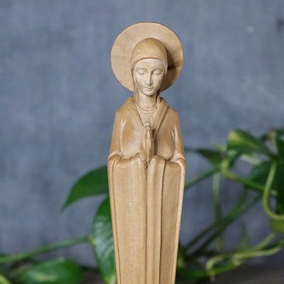 Stara rzeźba Matki Boskiej z aureolą