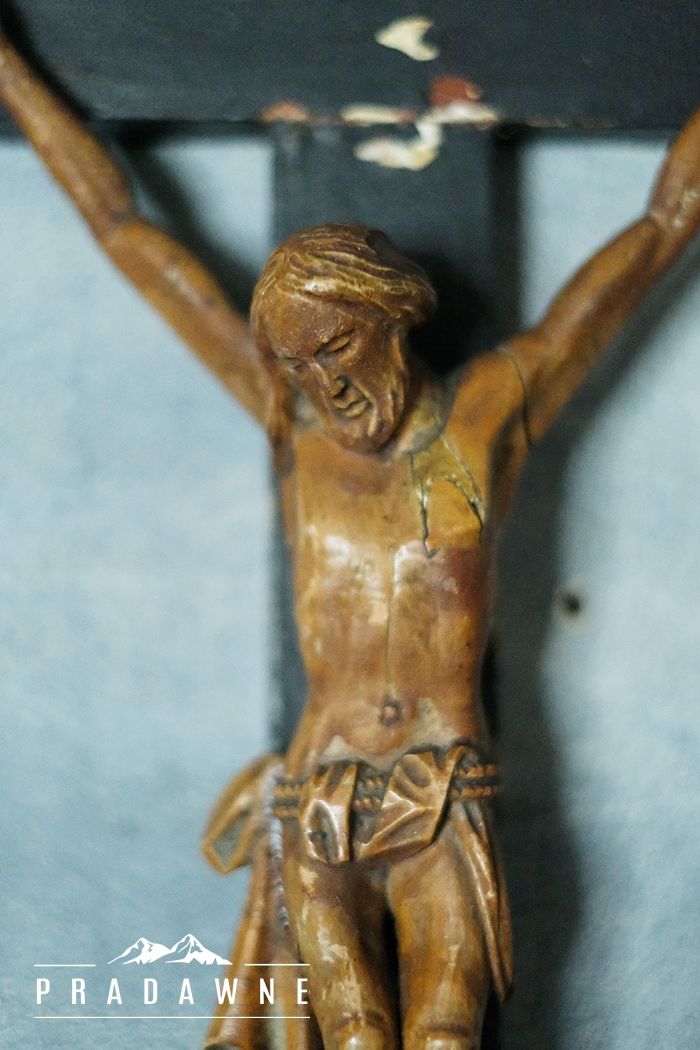 Drewniany krzyż z Jezusem ukrzyżowanym