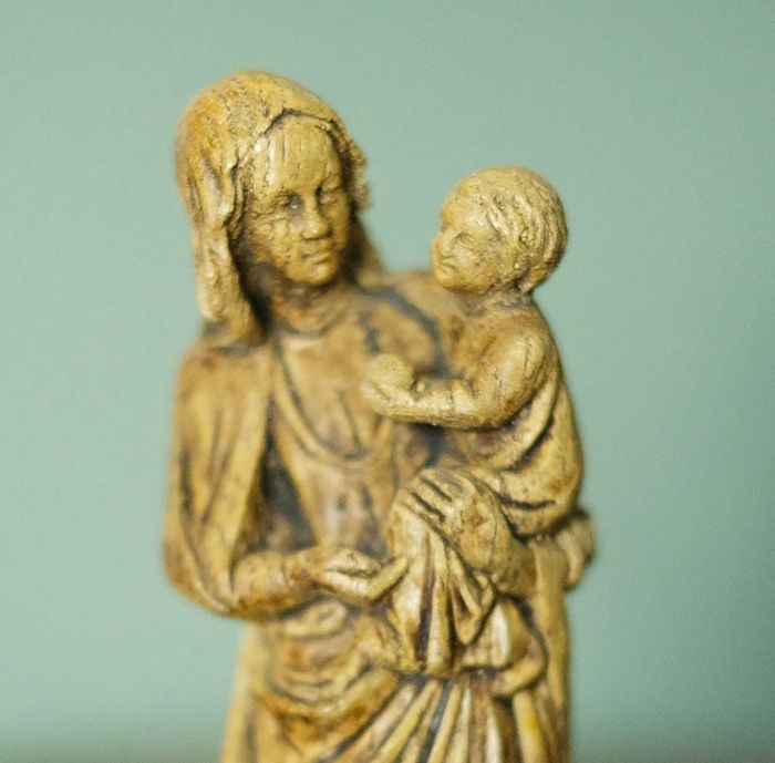 Stara figurka Matki Bożej z dzieciątkiem