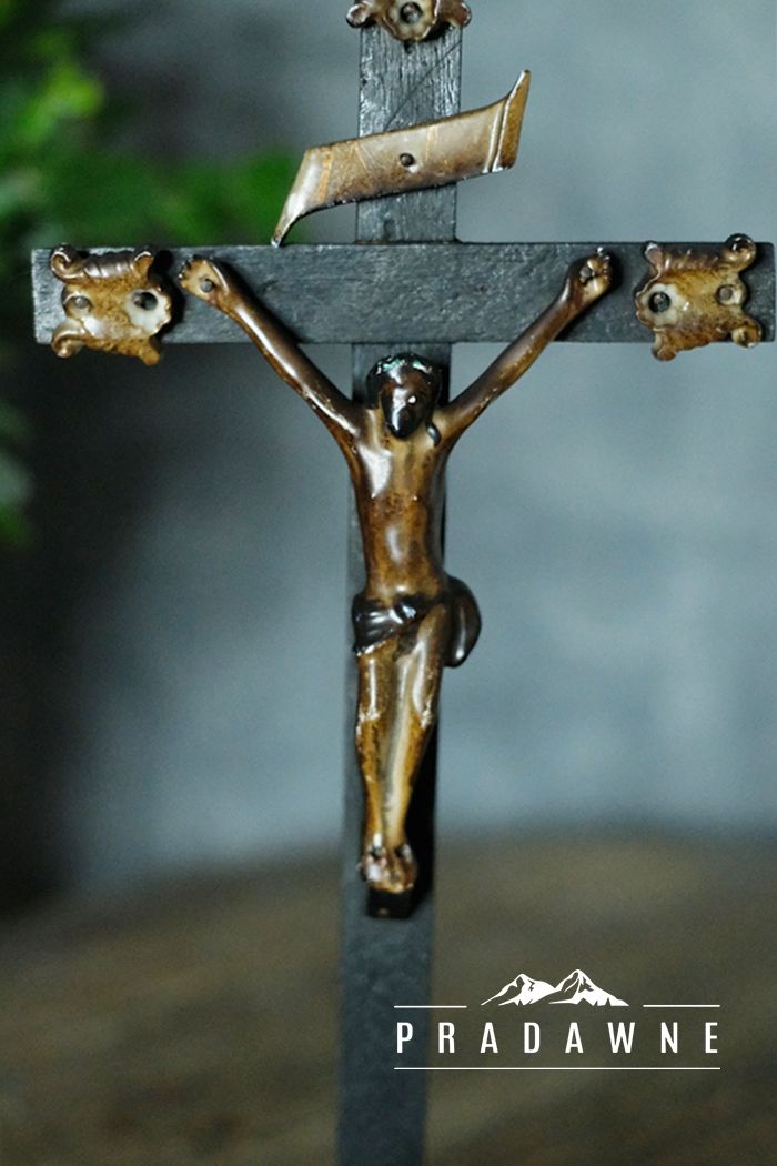 Drewniany krzyż z Jezusem ukrzyżowanym z porcelany