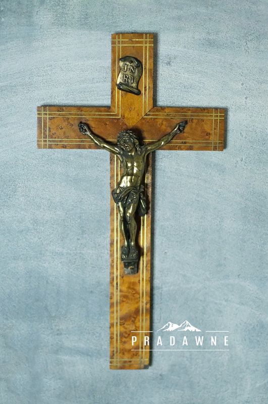 Stary drewniany krzyż z figurką Jezusa