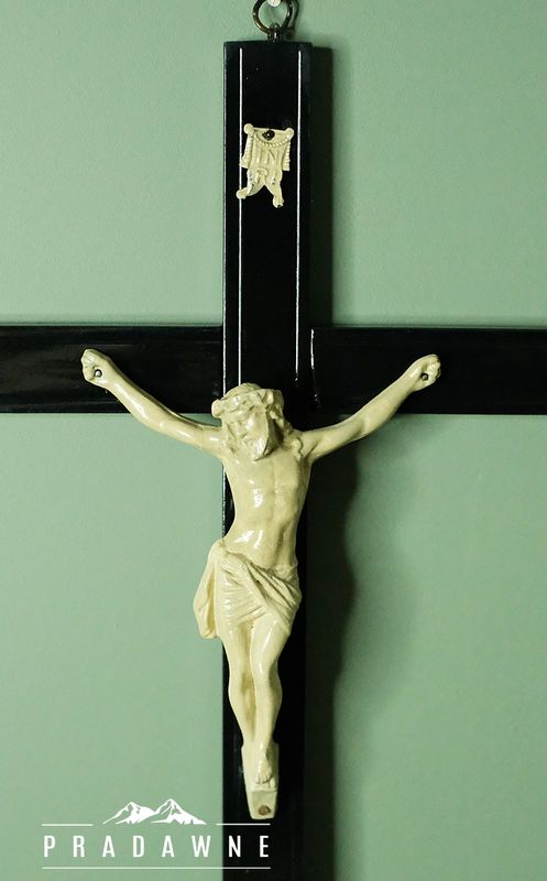 Stary drewniany krzyż z Jezusem ukrzyżowanym