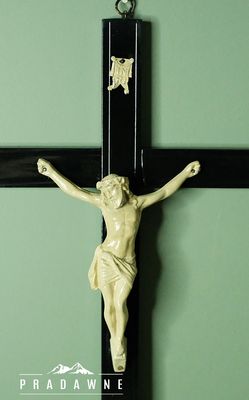Drewniany krzyż z Jezusem ukrzyżowanym