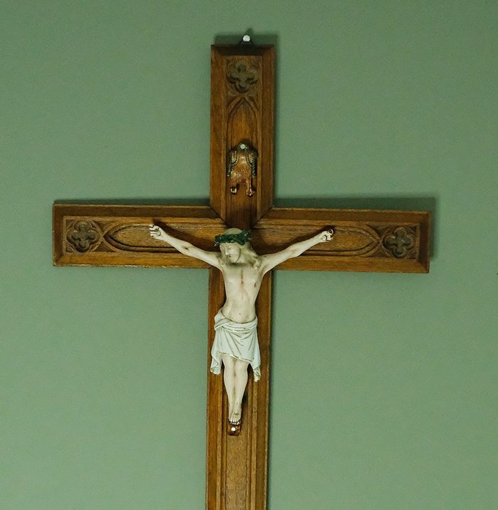 Krzyż z rzeźbą Jezusa ukrzyżowanego Krzyż z rzeźbą Jezusa ukrzyżowanego