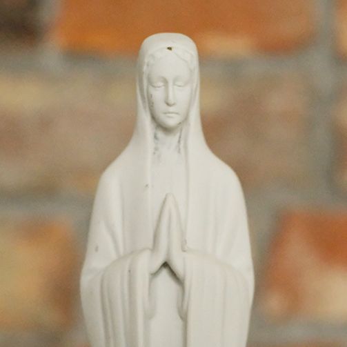 Antyczna figura Matki Boskiej z biskwitu