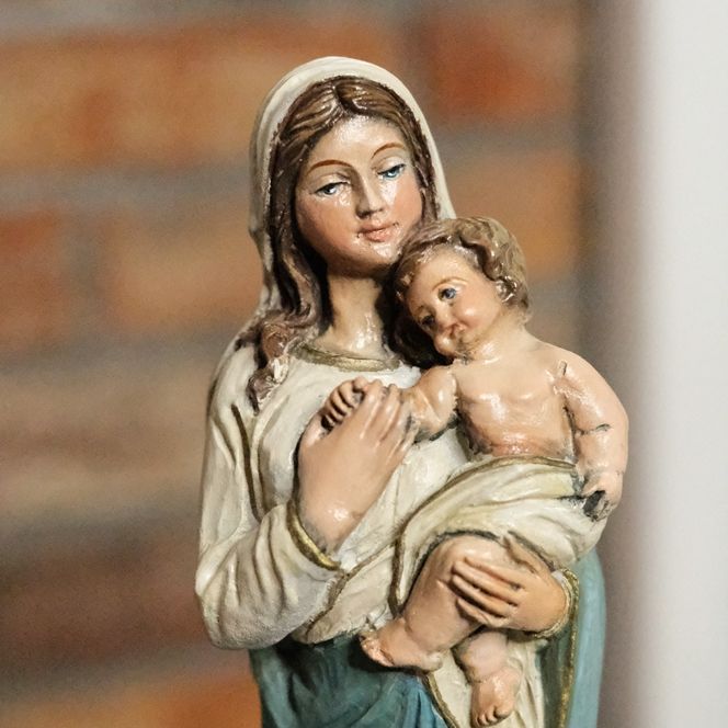 Stara Figurka Matki Bożej z dzieciątkiem