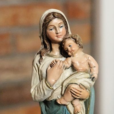 Stara Figurka Matki Bożej z dzieciątkiem