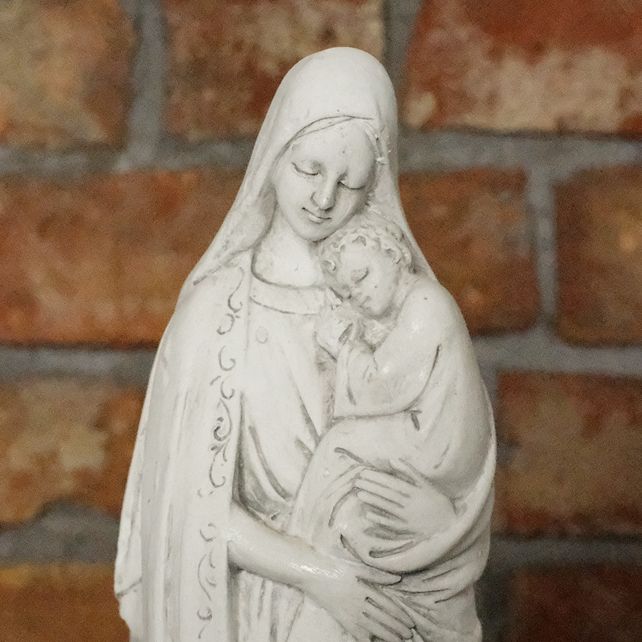 Figurka Matki Bożej z dzieciątkiem