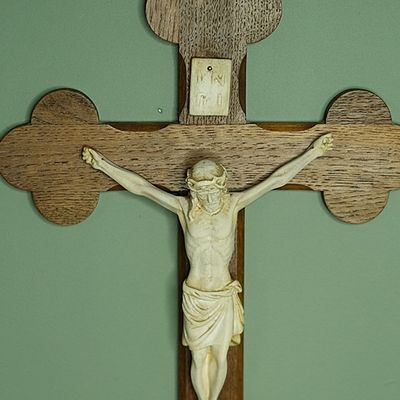 Międzywojenny krzyż z Jezusem ukrzyżowanym