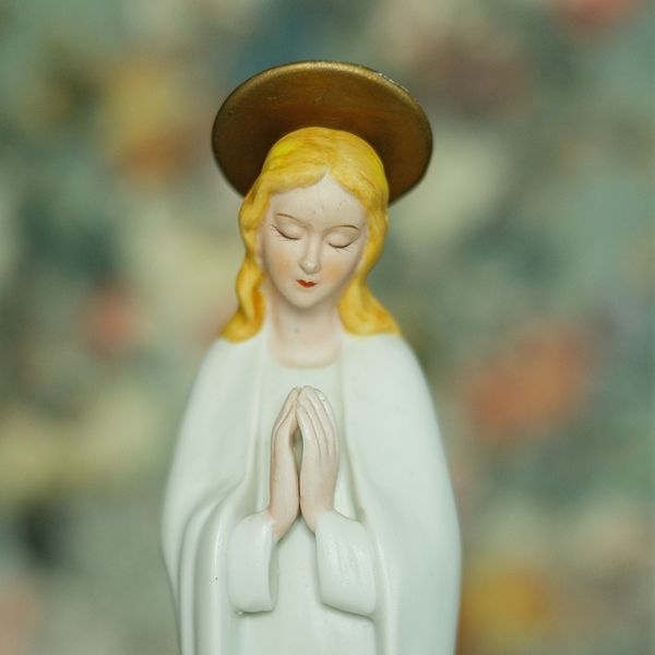 Figura Matki Boskiej z biskwitu