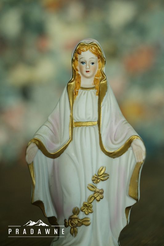 Figura Matki Boskiej z biskwitu