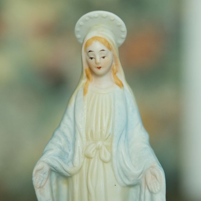 Figura Matki Boskiej z biskwitu
