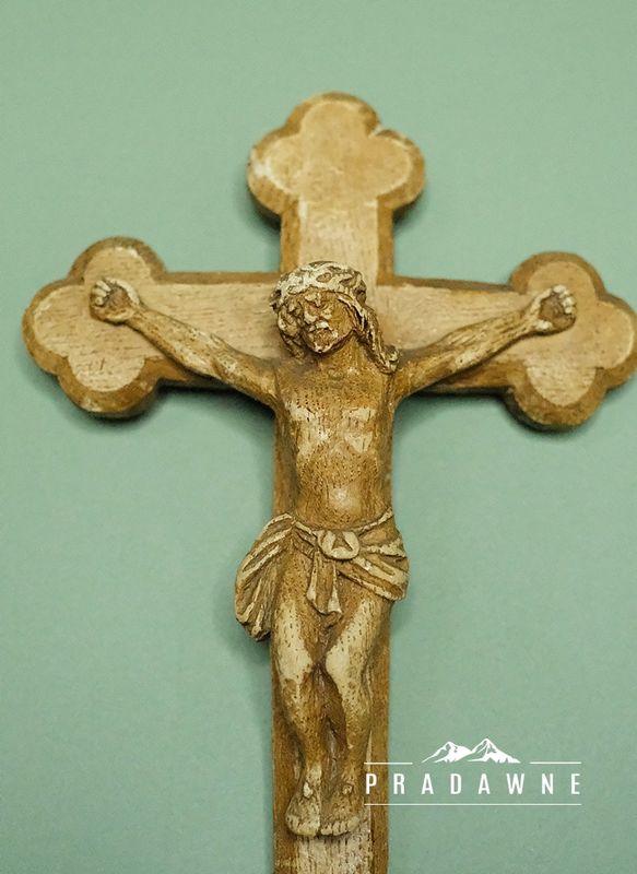 Stary gipsowy krzyż z Jezusem ukrzyżowanym
