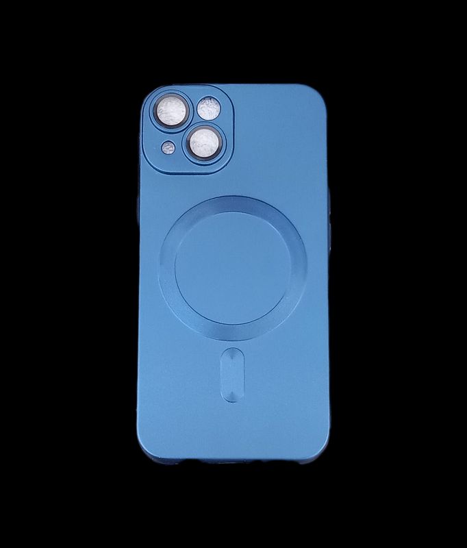 IPhone 14. blauwe metallic MagSafe siliconen hoesje met een camera lensbeschermer