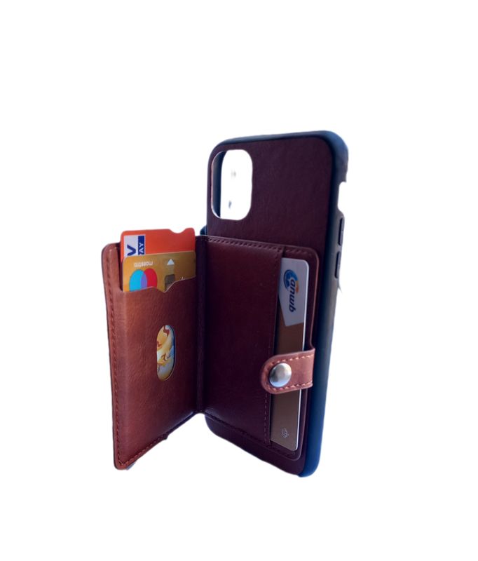 Iphone 11 - bruine hoesje met 3 pasjes houder gemaakt van een hoge kwaliteit kunstleer.