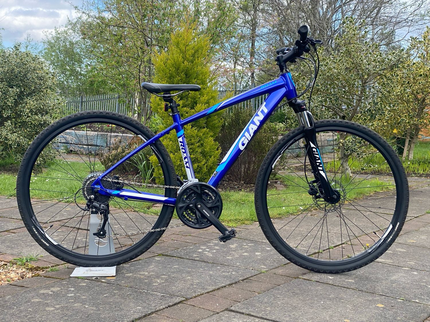 Giant Roam 2 Hybrid Bike