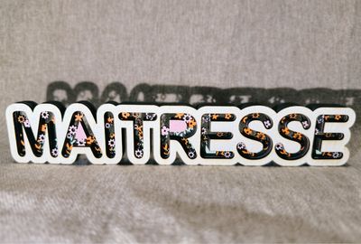 Mot maîtresses relief fleuri