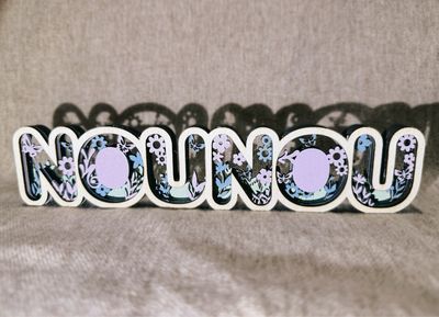 Mot nounou relief fleuri