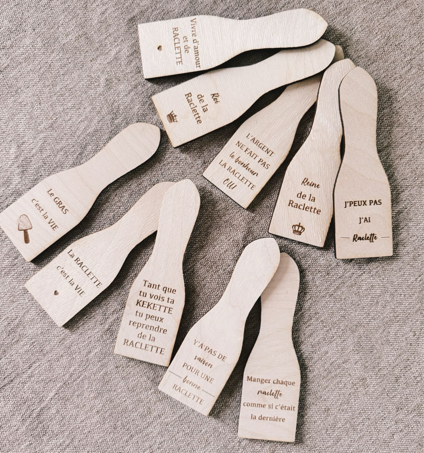 Spatule à raclette gravée en bois