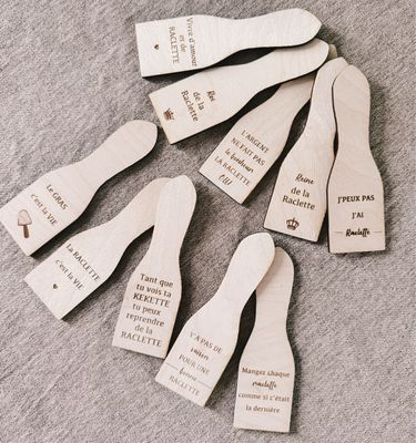 Spatule à raclette gravée en bois