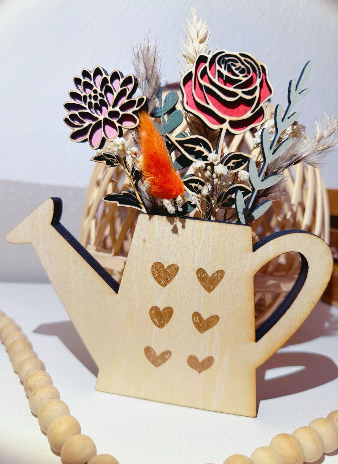 Arrosoir fleuri composition