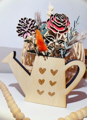 Arrosoir fleuri composition