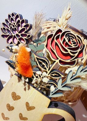 Arrosoir fleuri composition