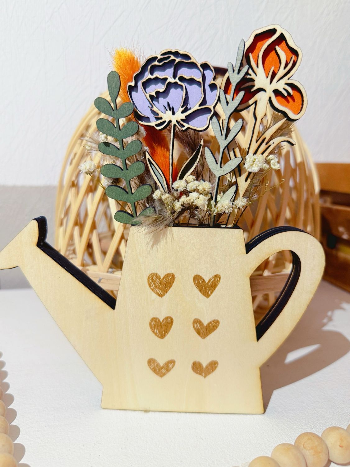 Arrosoir fleuri composition