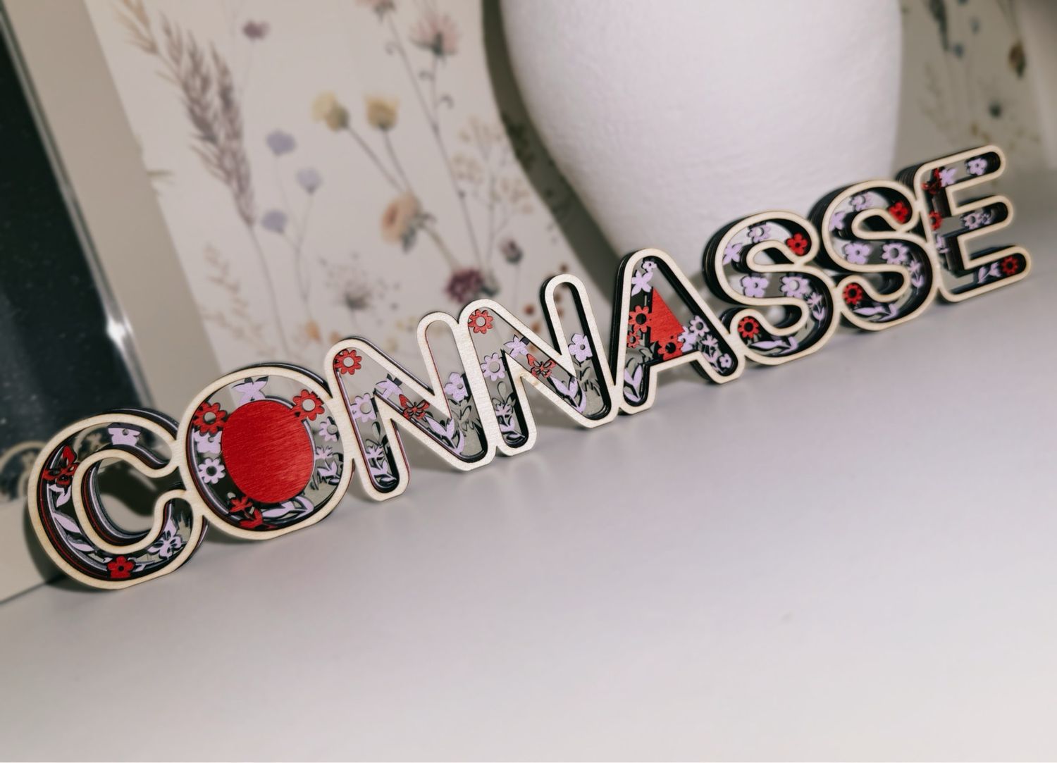 Décoration « connasse » mot en relief fleuri