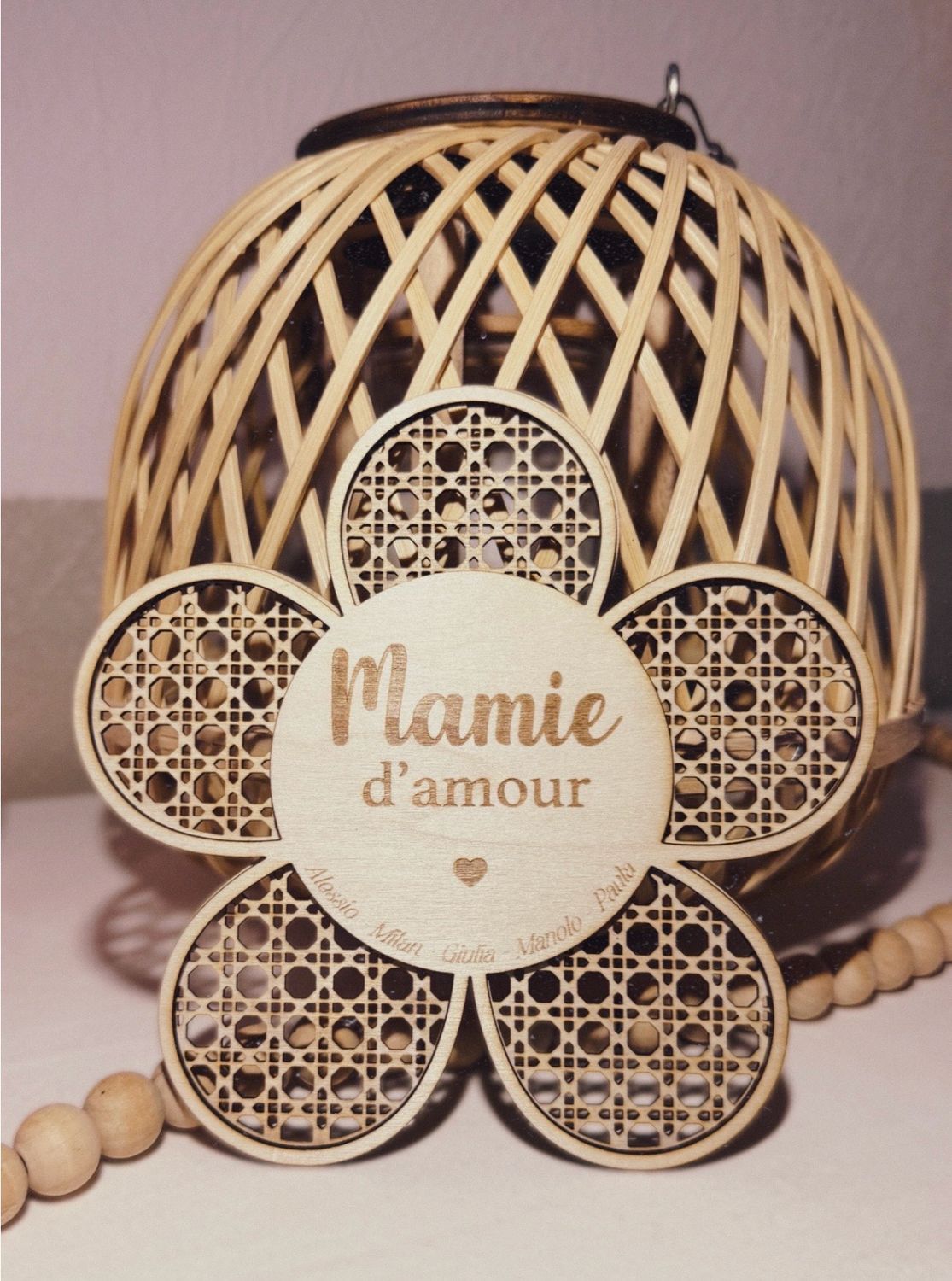 Fleur décorative personnalisée en cannage – « Mamie d’amour »