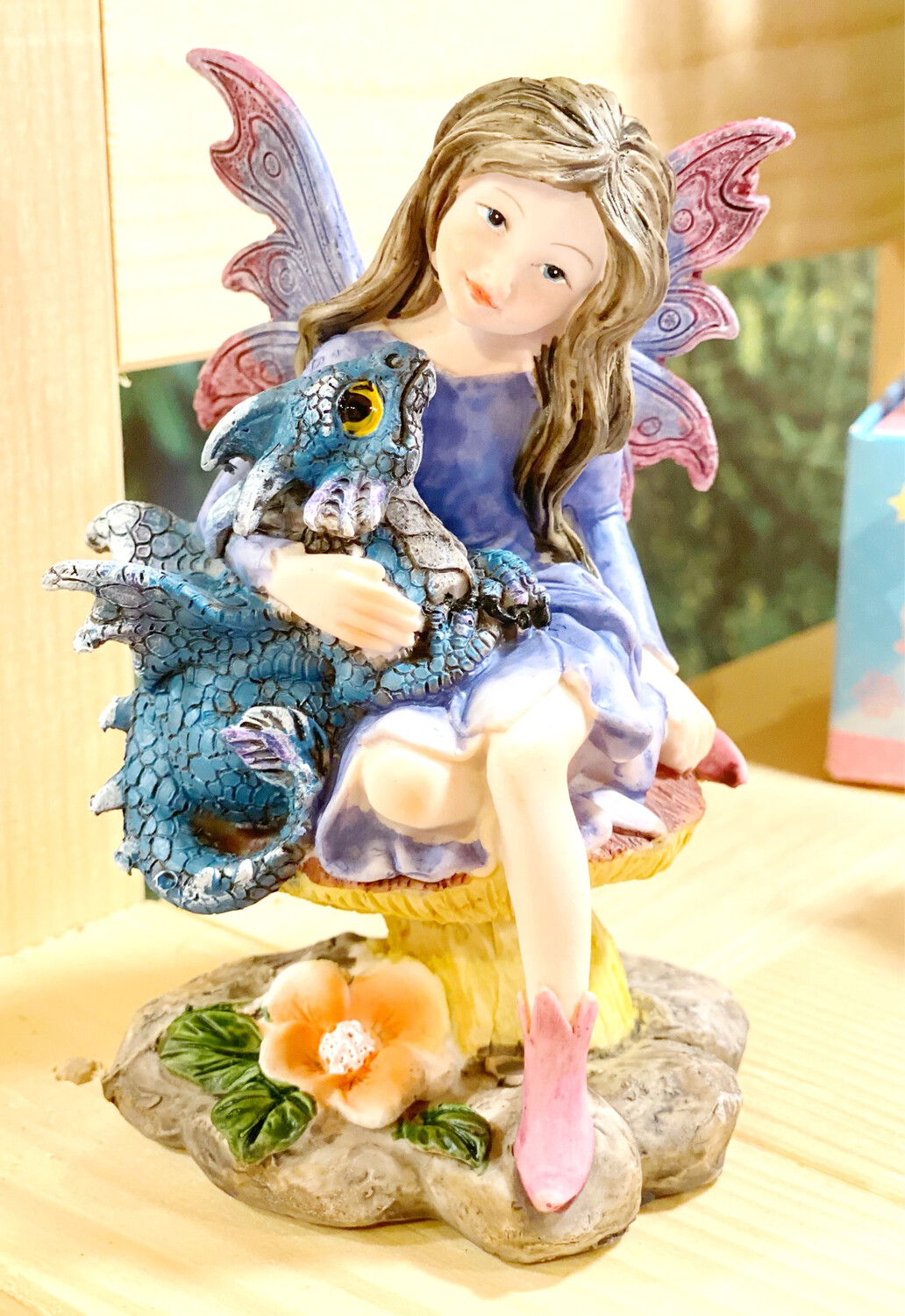 figurine avec fée et bébé dragon