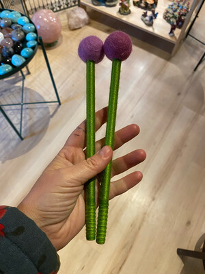 Paire de mailloche en feutrine faite main verte et violette